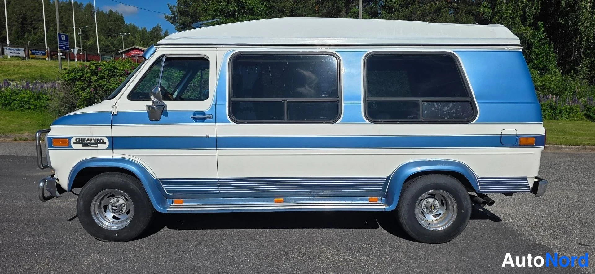 Sininen Chevrolet Chevy Van 1990, sivulta, kuva 6