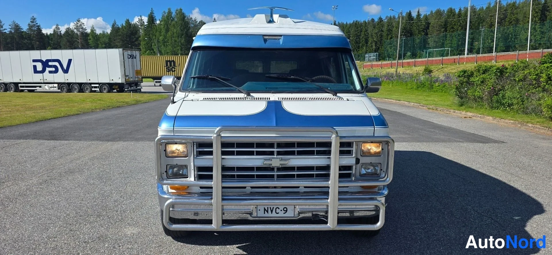 Sininen Chevrolet Chevy Van 1990, edestä, kuva 4