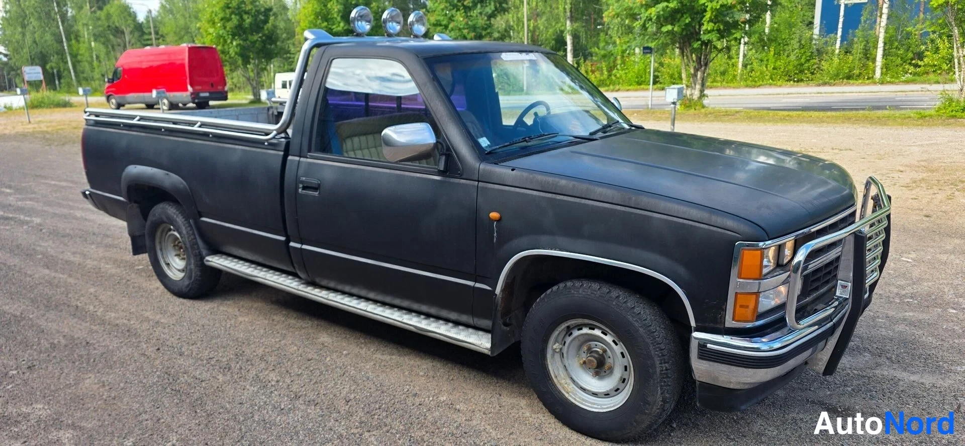 Musta Chevrolet Fleetside Patinoitunut 1988, etuviisto, keula oikealle, kuva 5
