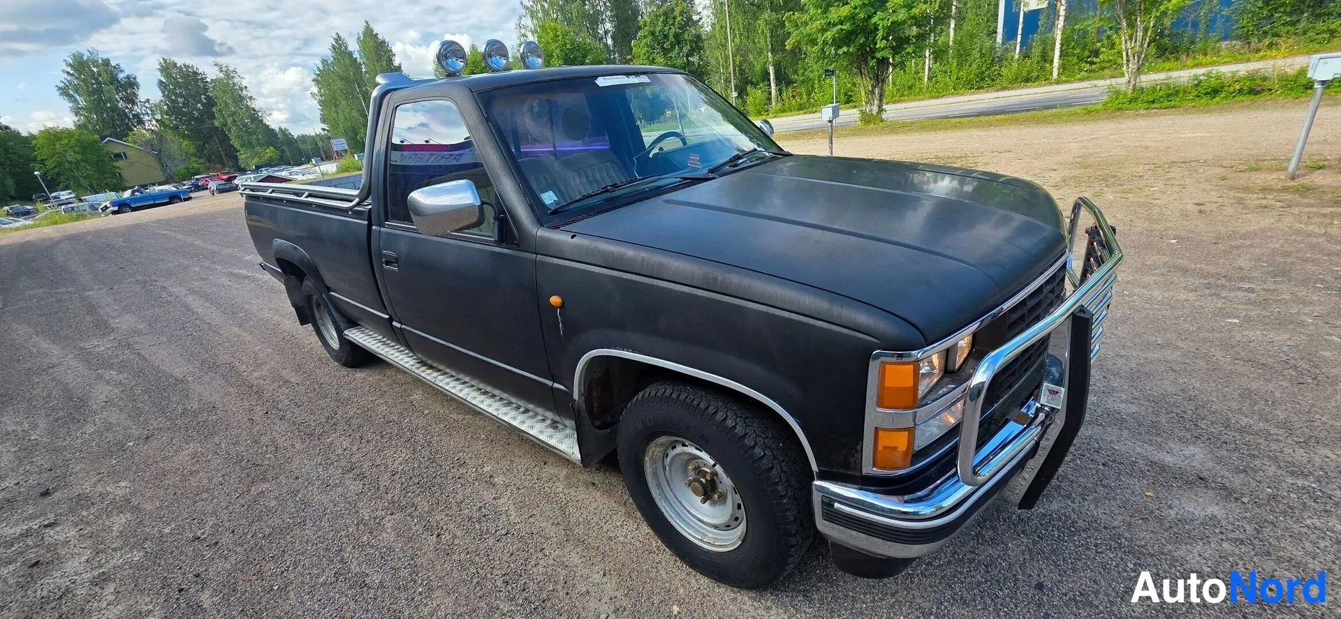 Musta Chevrolet Fleetside Patinoitunut 1988, etuviisto, keula oikealle, kuva 3