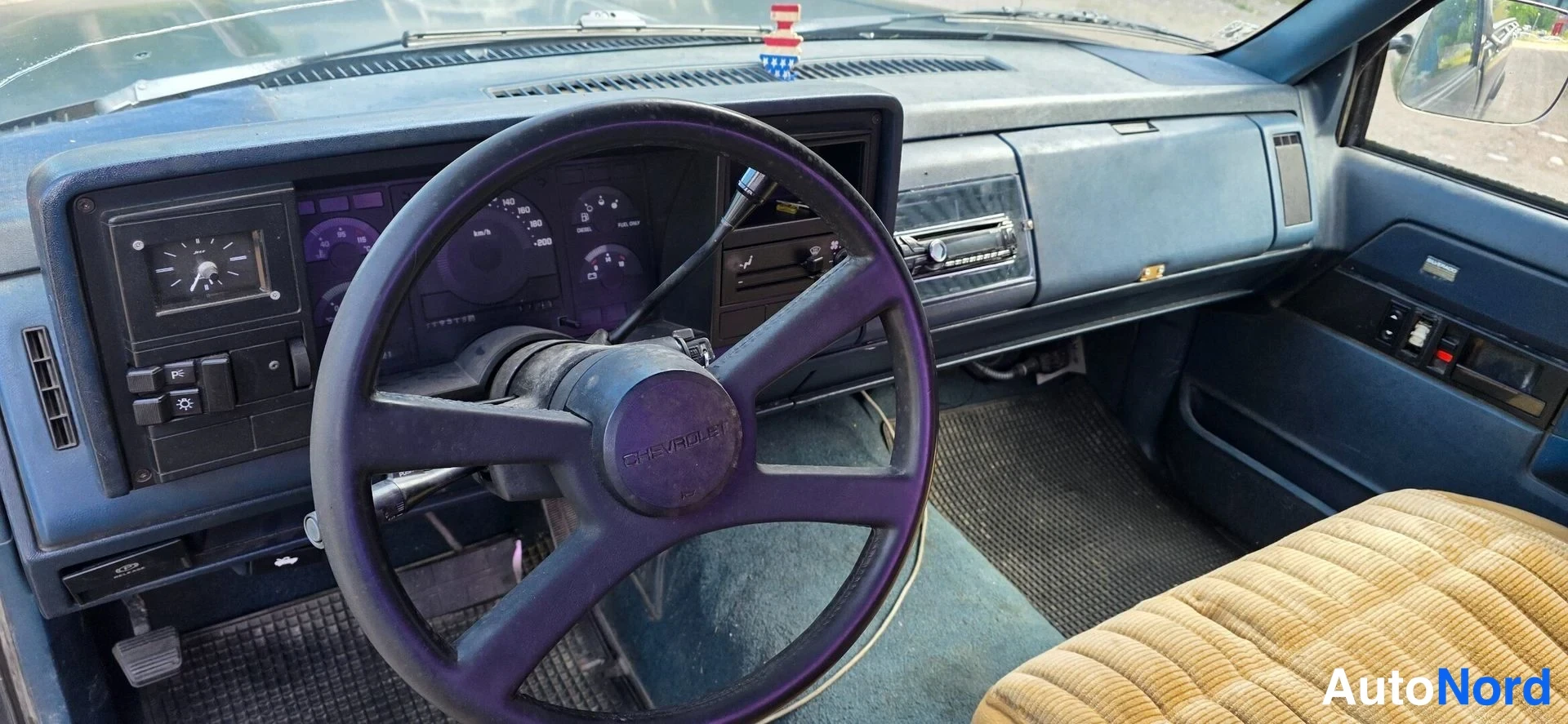 Musta Chevrolet Fleetside Patinoitunut 1988, ohjaamo, kuva 17