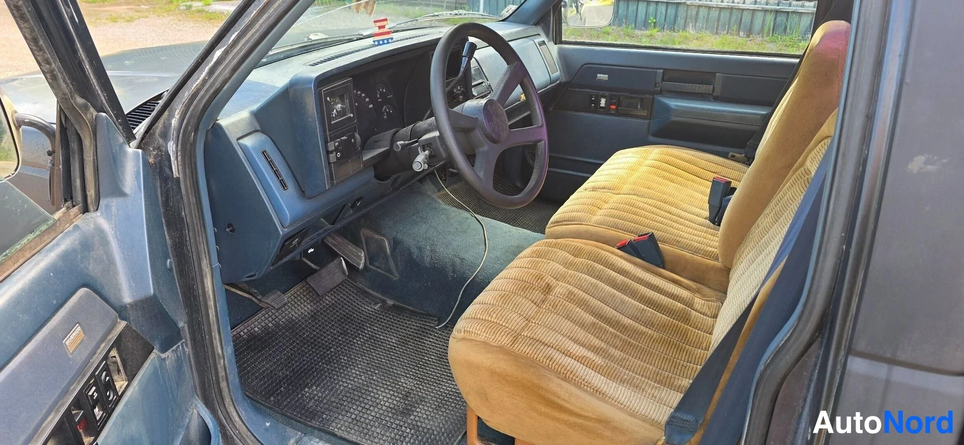 Musta Chevrolet Fleetside Patinoitunut 1988, ohjaamo, kuva 15