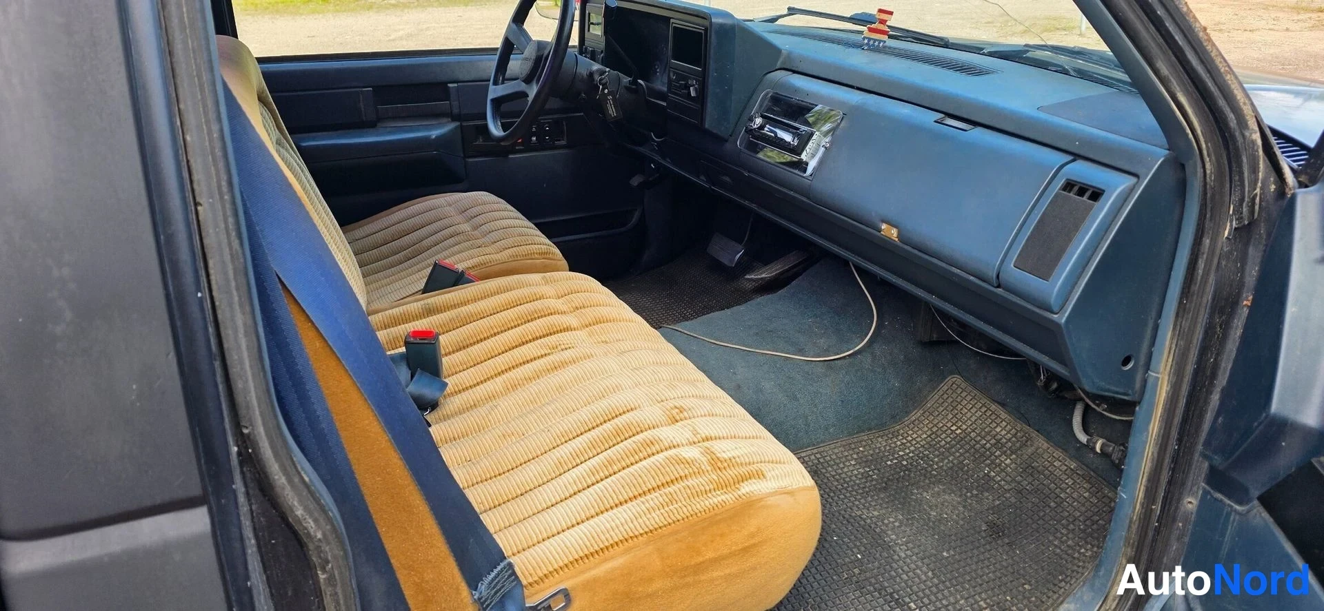 Musta Chevrolet Fleetside Patinoitunut 1988, ohjaamo, kuva 16
