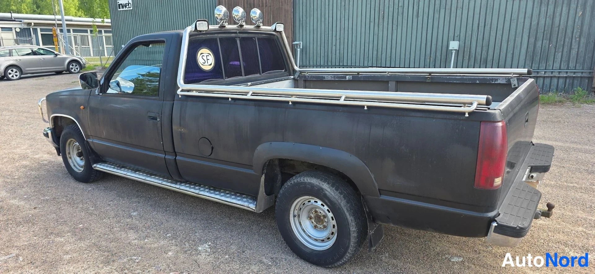 Musta Chevrolet Fleetside Patinoitunut 1988, takaviisto, kuva 13