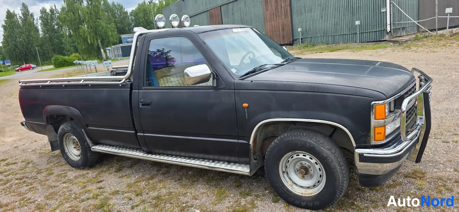 Musta Chevrolet Fleetside Patinoitunut 1988, etuviisto, keula oikealle, kuva 6