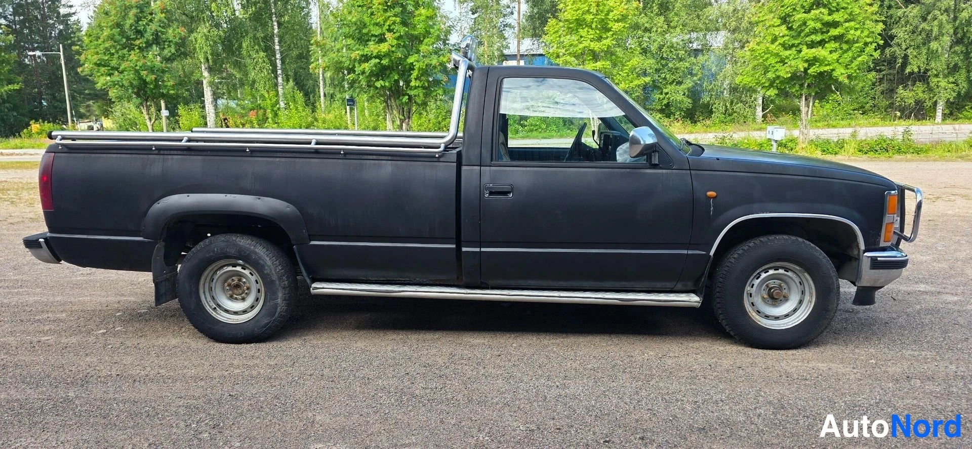 Musta Chevrolet Fleetside Patinoitunut 1988, sivulta, kuva 9