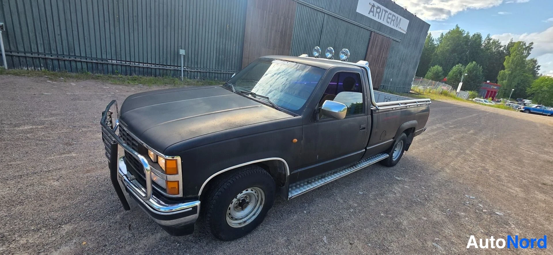 Musta Chevrolet Fleetside Patinoitunut 1988, etuviisto, keula vasemmalle, kuva 2