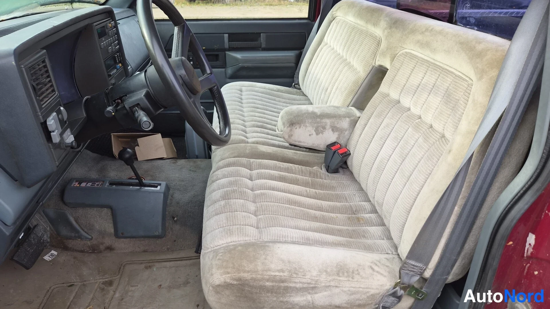 Punainen Chevrolet Fleetside Nelikko 1989, etuistuimet, kuva 2