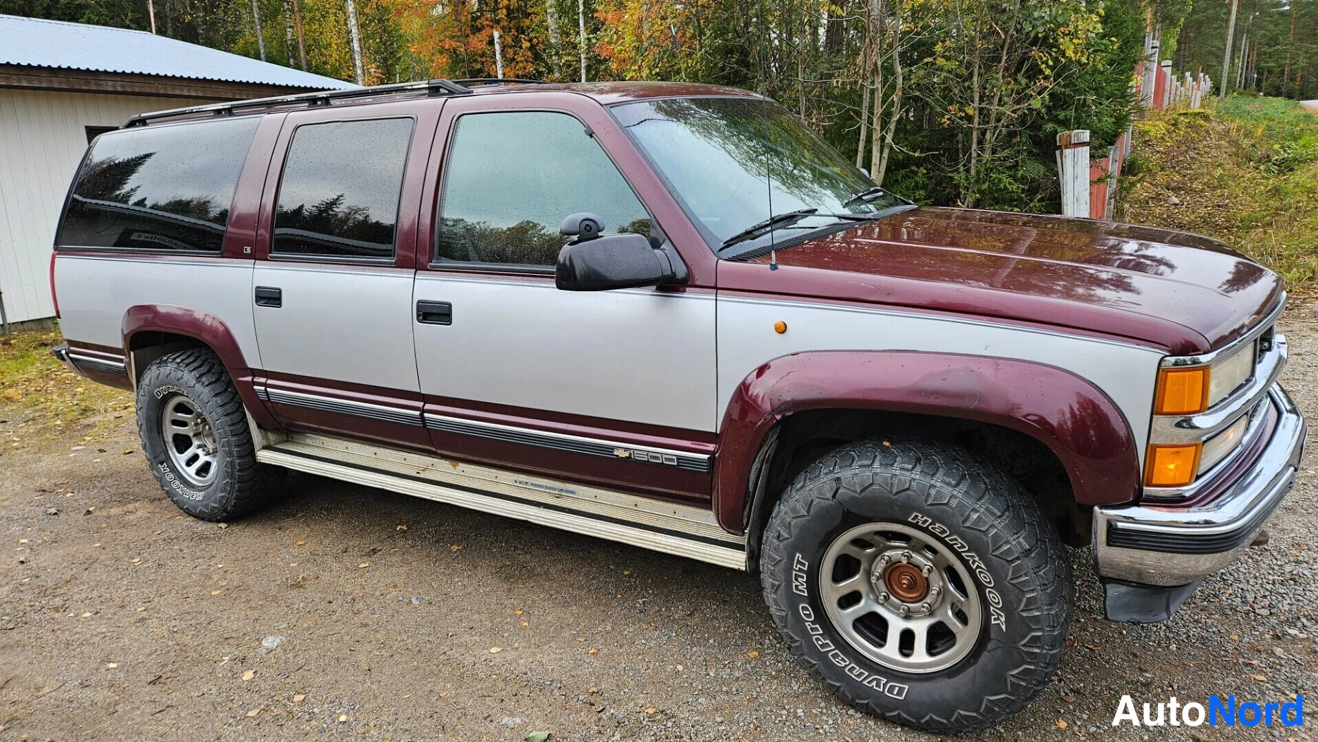 Punainen Chevrolet Suburban 1995, etuviisto, keula oikealle, kuva 2