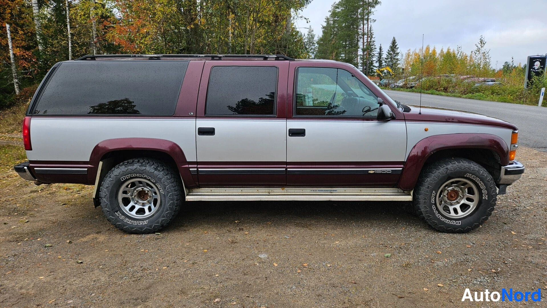 Punainen Chevrolet Suburban 1995, sivulta, kuva 5