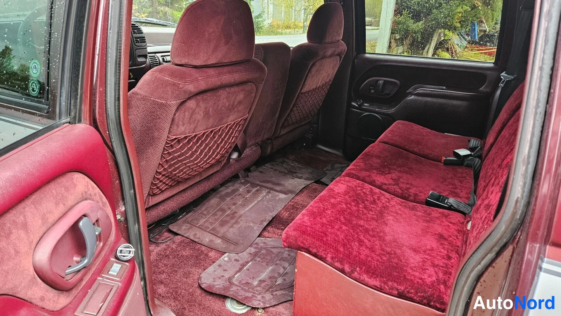Punainen Chevrolet Suburban 1995, takaistuimet, kuva 11