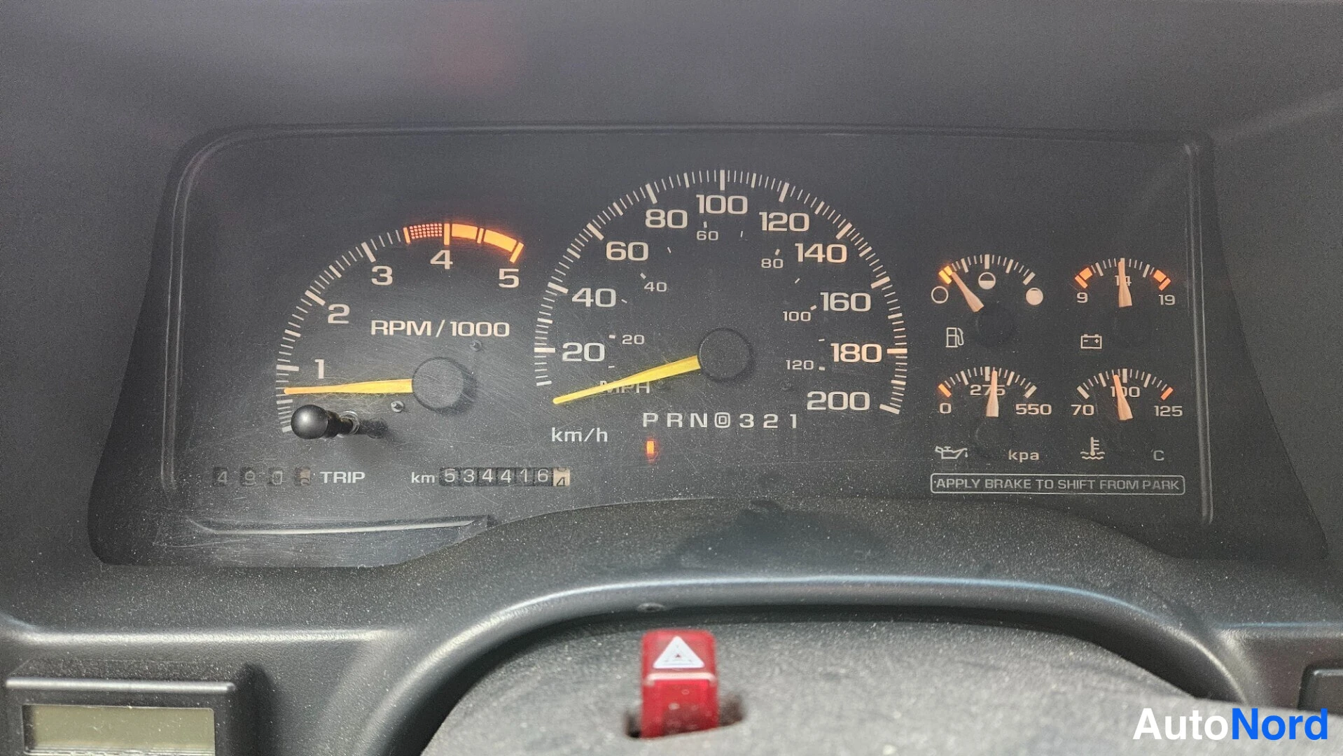 Punainen Chevrolet Suburban 1995, yksityiskohta, kuva 13