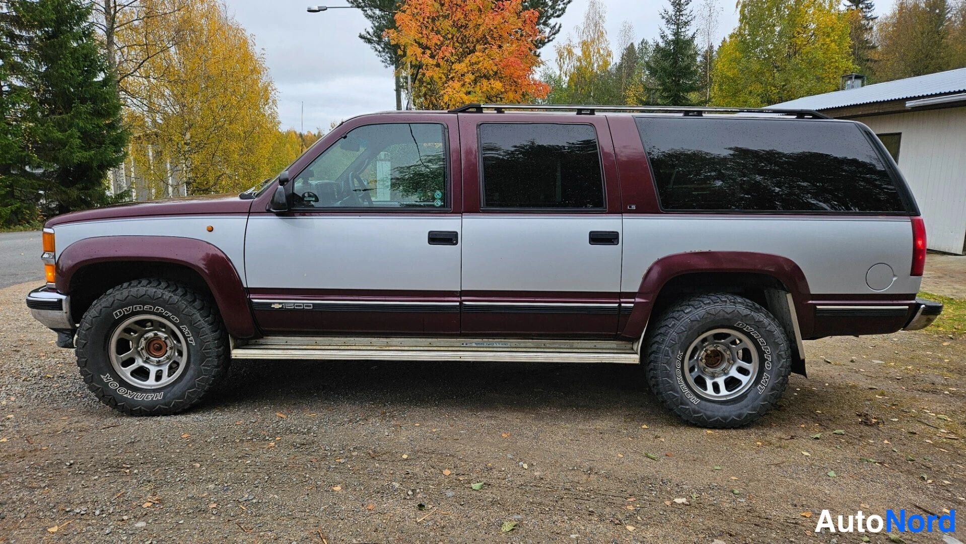 Punainen Chevrolet Suburban 1995, sivulta, kuva 6