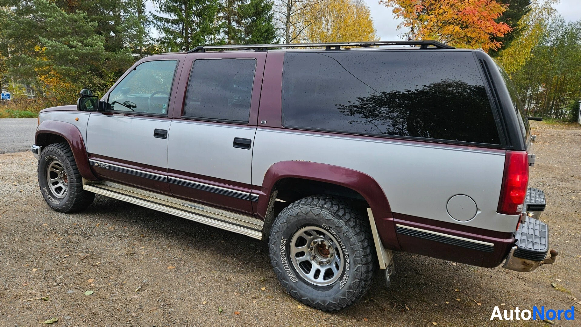 Punainen Chevrolet Suburban 1995, sivulta, kuva 4