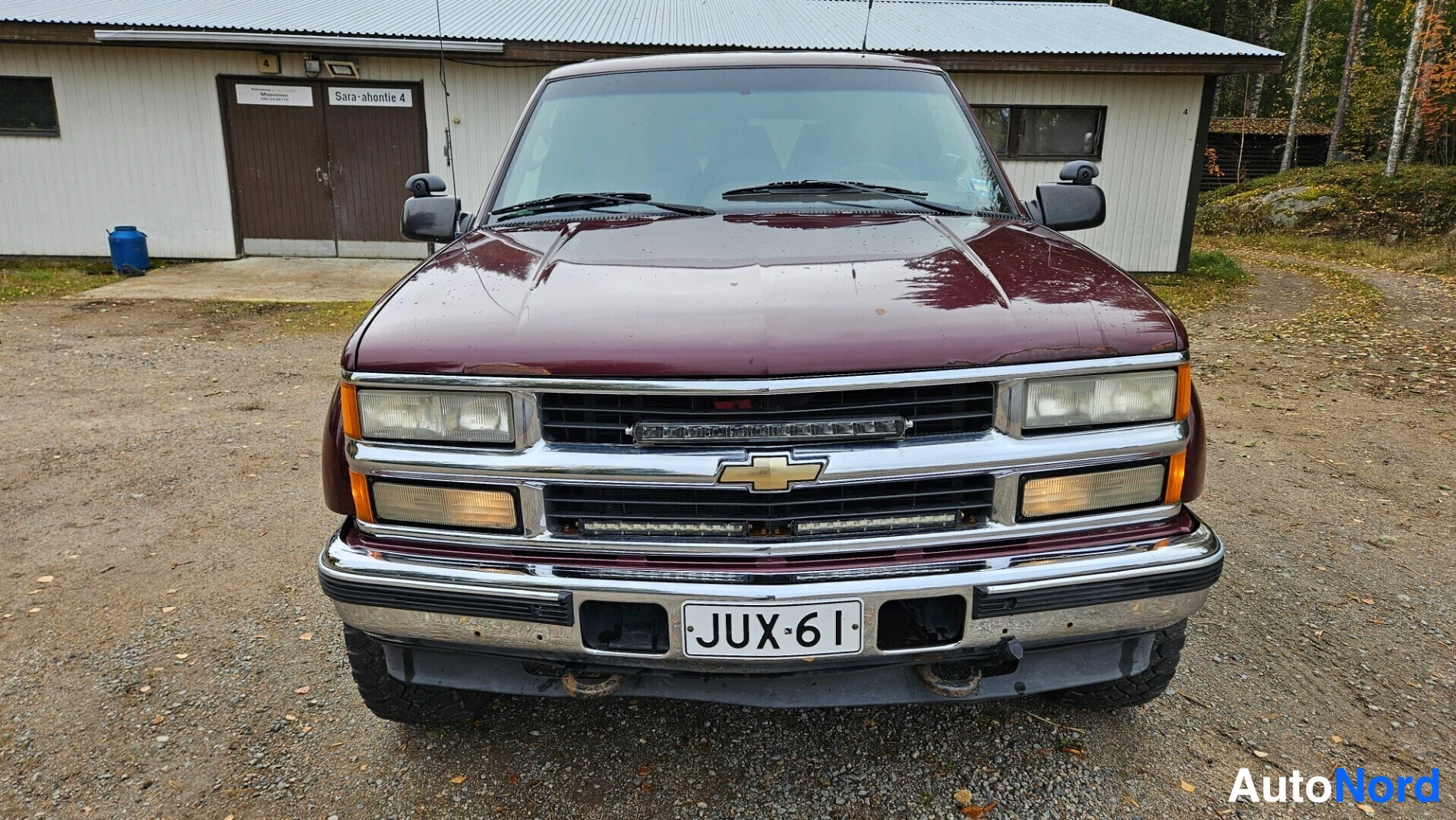 Punainen Chevrolet Suburban 1995, edestä, kuva 3