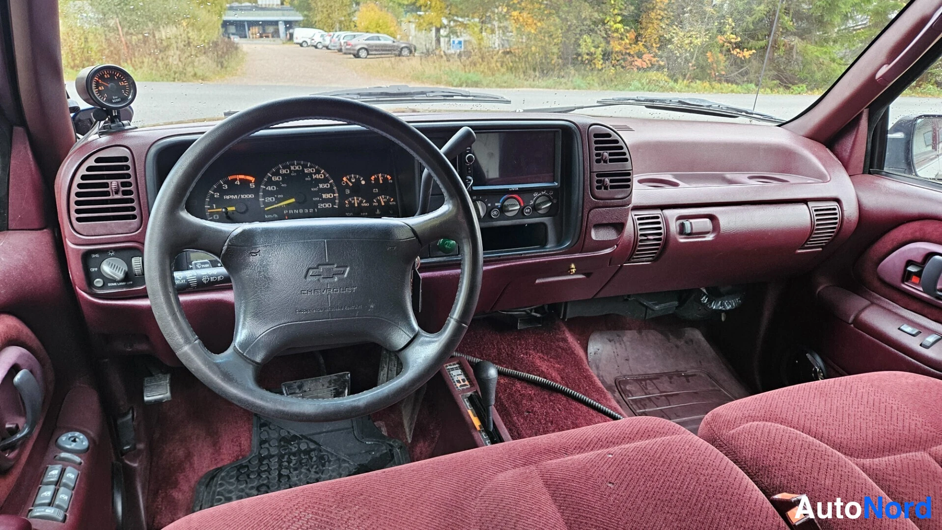 Punainen Chevrolet Suburban 1995, ohjaamo, kuva 9