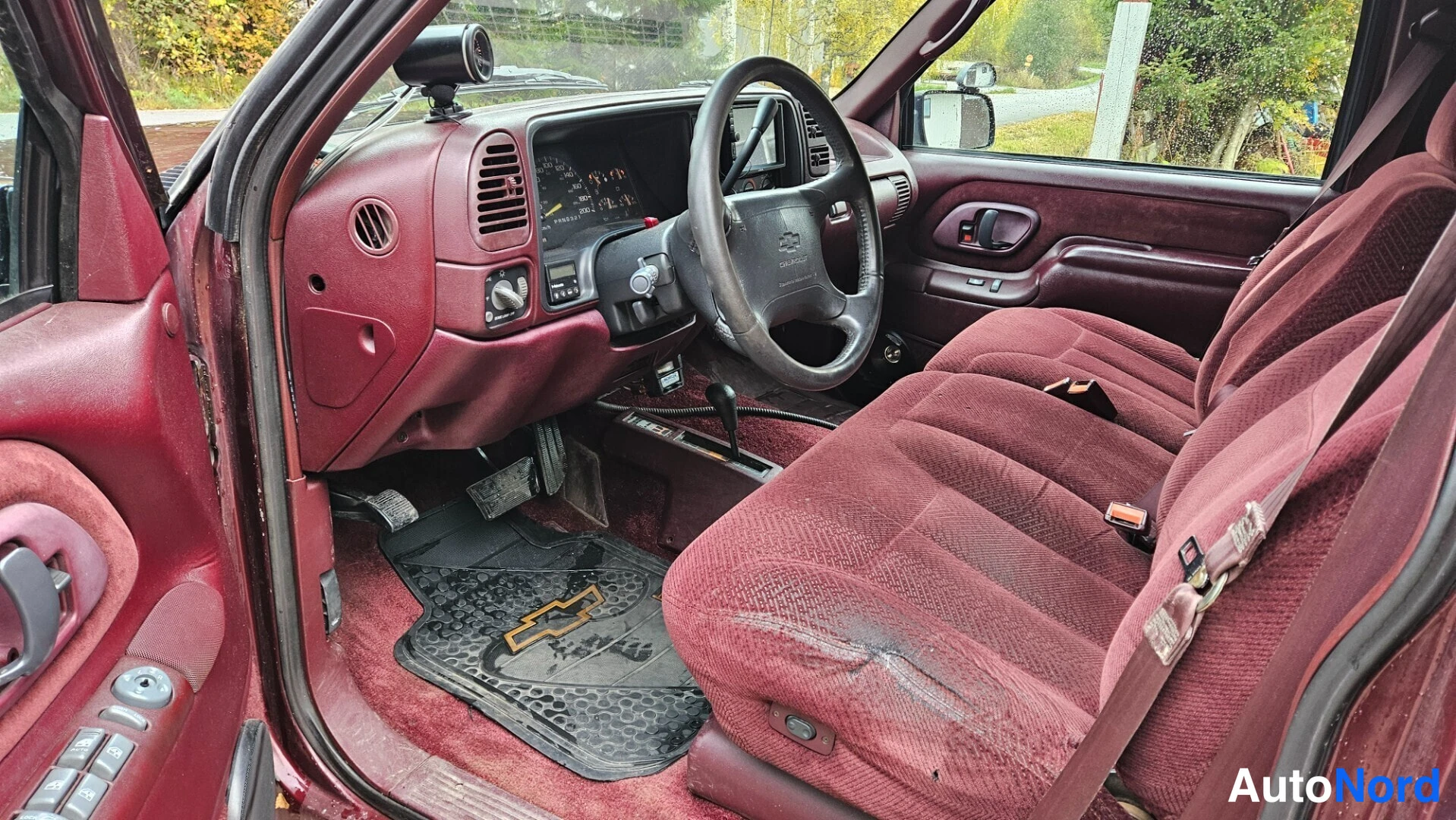 Punainen Chevrolet Suburban 1995, ohjaamo, kuva 10