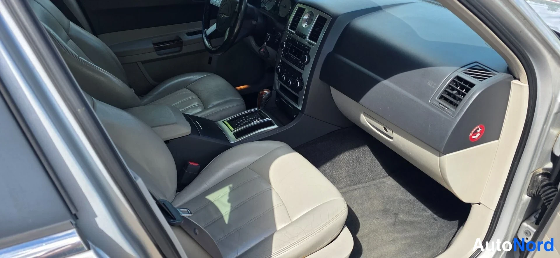 Hopea Chrysler 300C 2004, ohjaamo, kuva 10