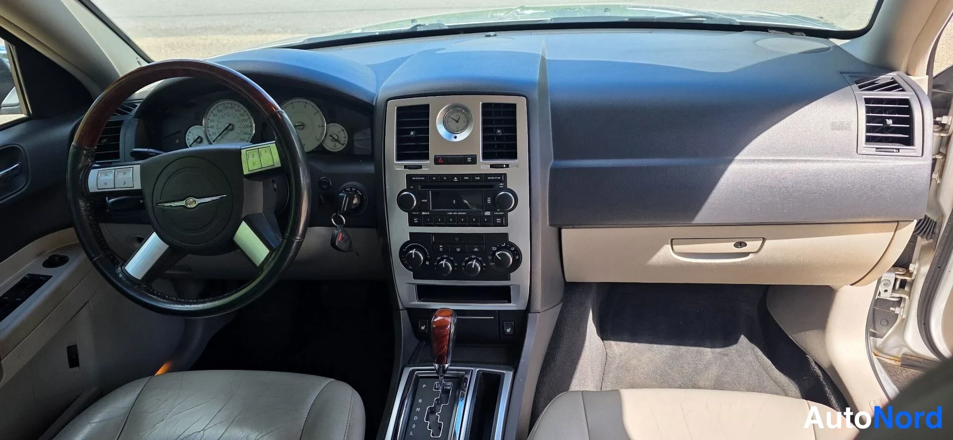 Hopea Chrysler 300C 2004, ohjaamo, kuva 11
