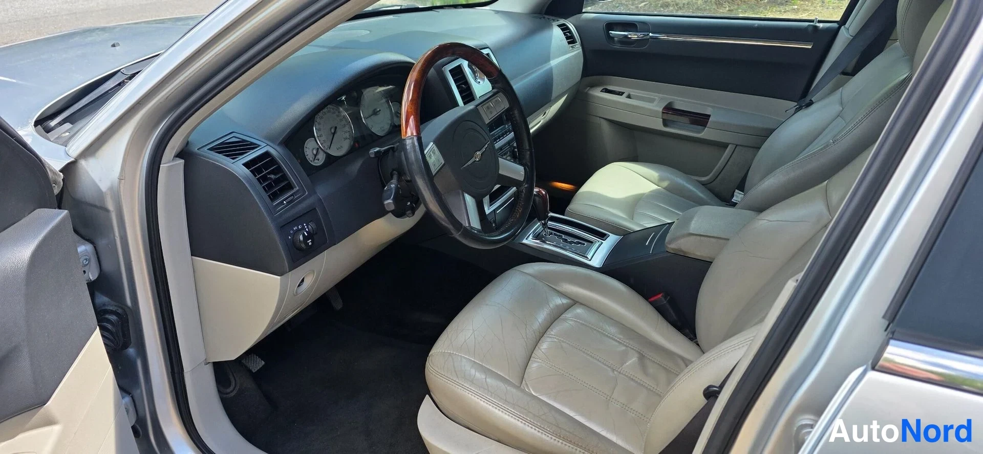 Hopea Chrysler 300C 2004, ohjaamo, kuva 9