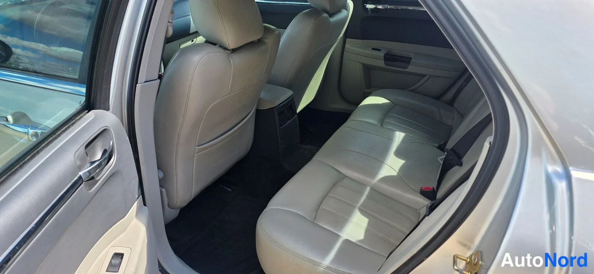 Hopea Chrysler 300C 2004, takaistuimet, kuva 12