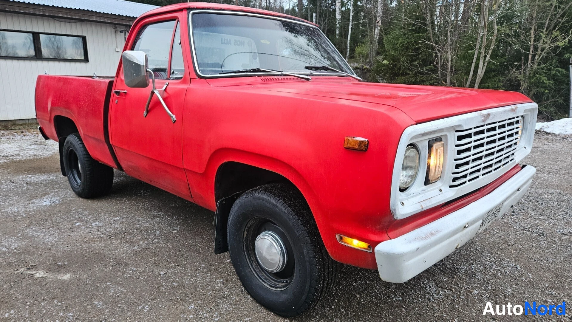 Punainen Dodge D150 Museorek 1978, etuviisto, keula oikealle, kuva 6