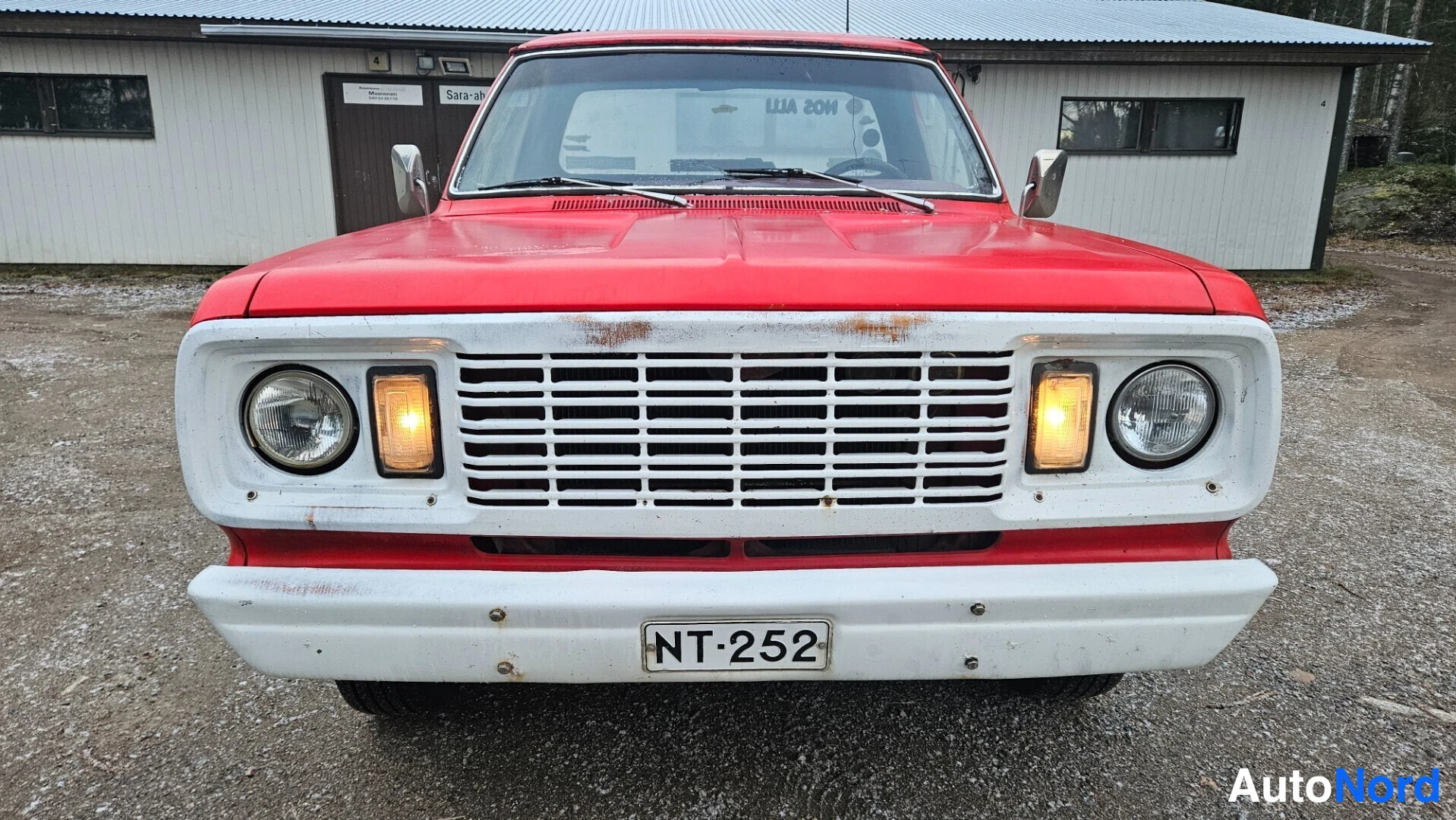Punainen Dodge D150 Museorek 1978, edestä, kuva 9
