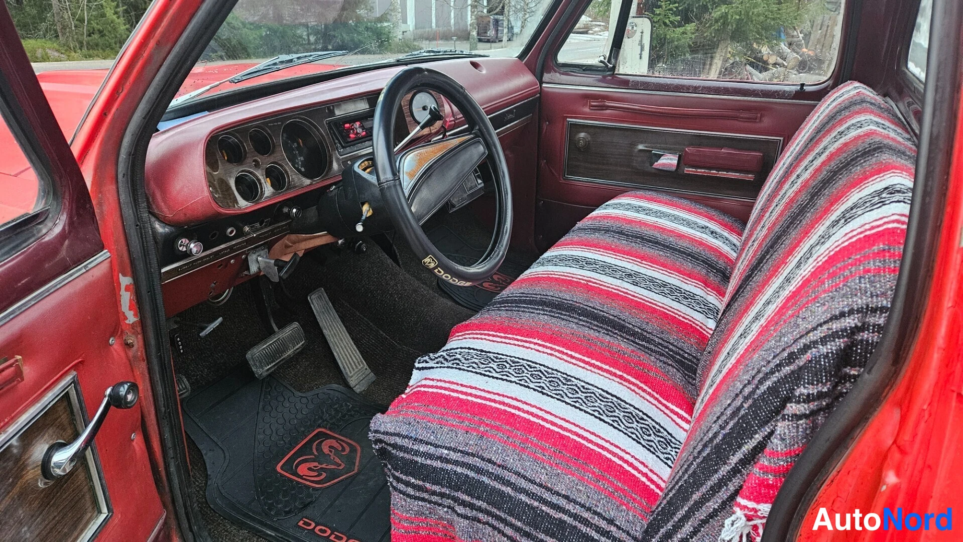 Punainen Dodge D150 Museorek 1978, ohjaamo, kuva 15