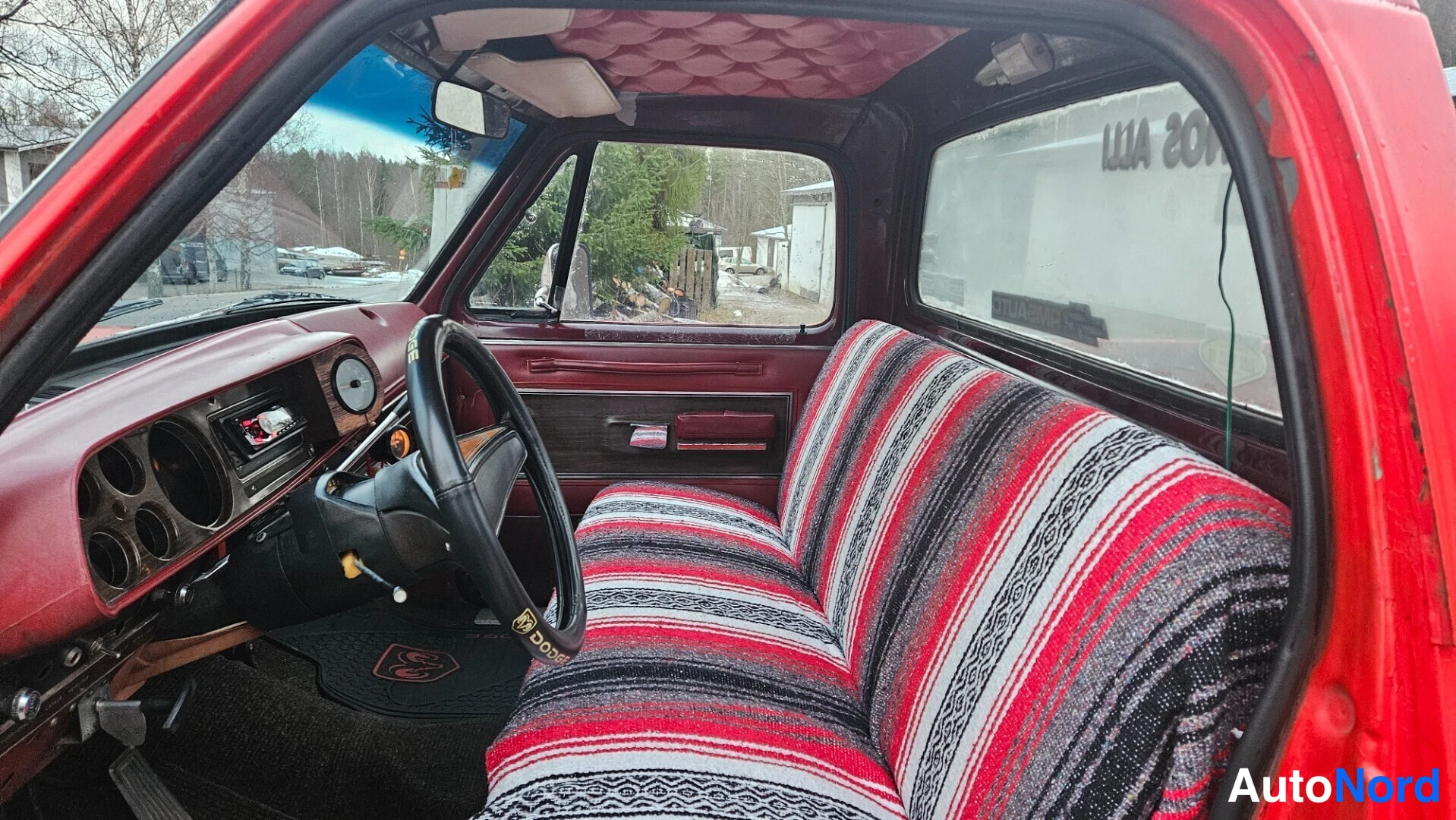 Punainen Dodge D150 Museorek 1978, ohjaamo, kuva 17