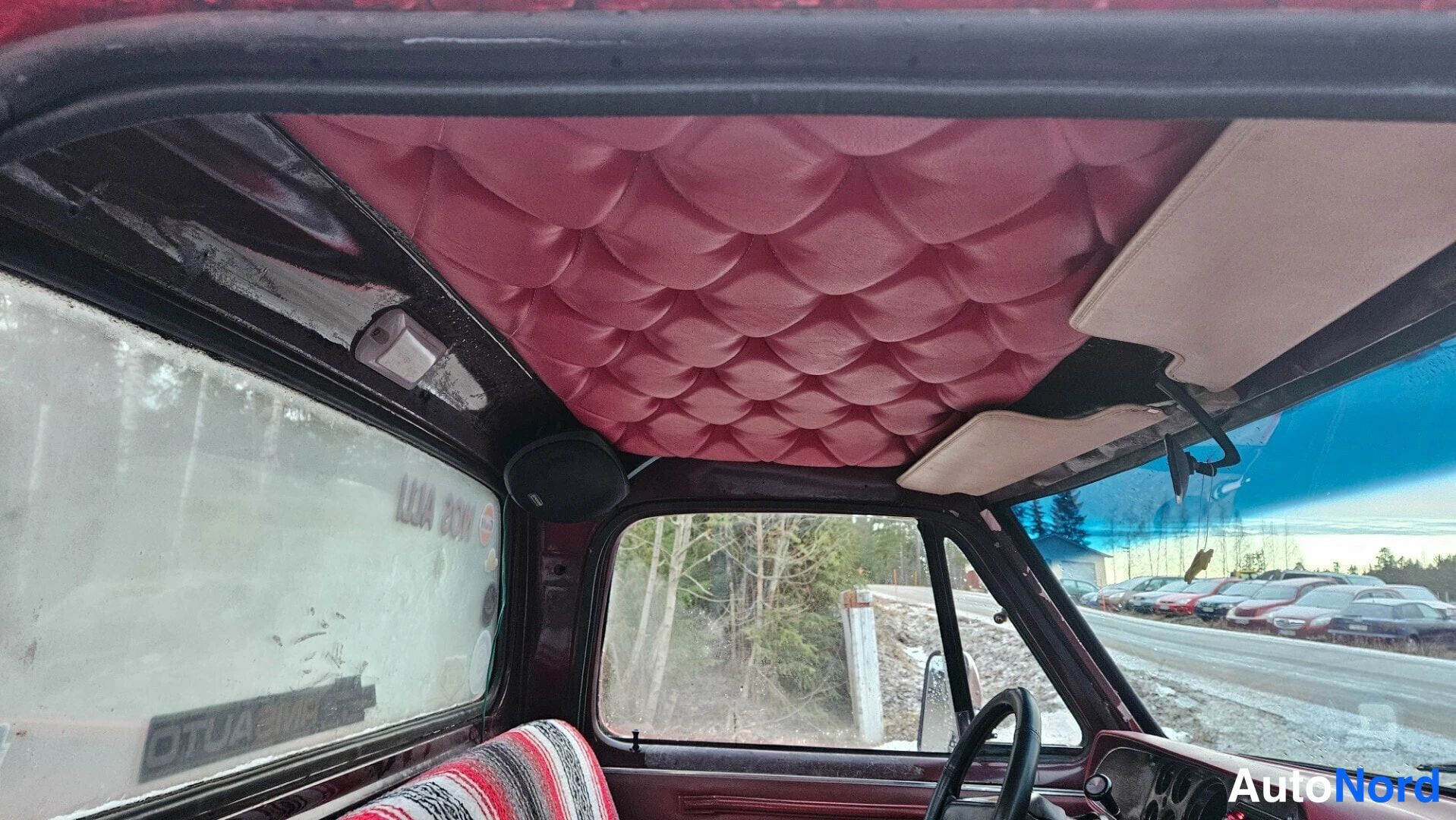 Punainen Dodge D150 Museorek 1978, ohjaamo, kuva 19