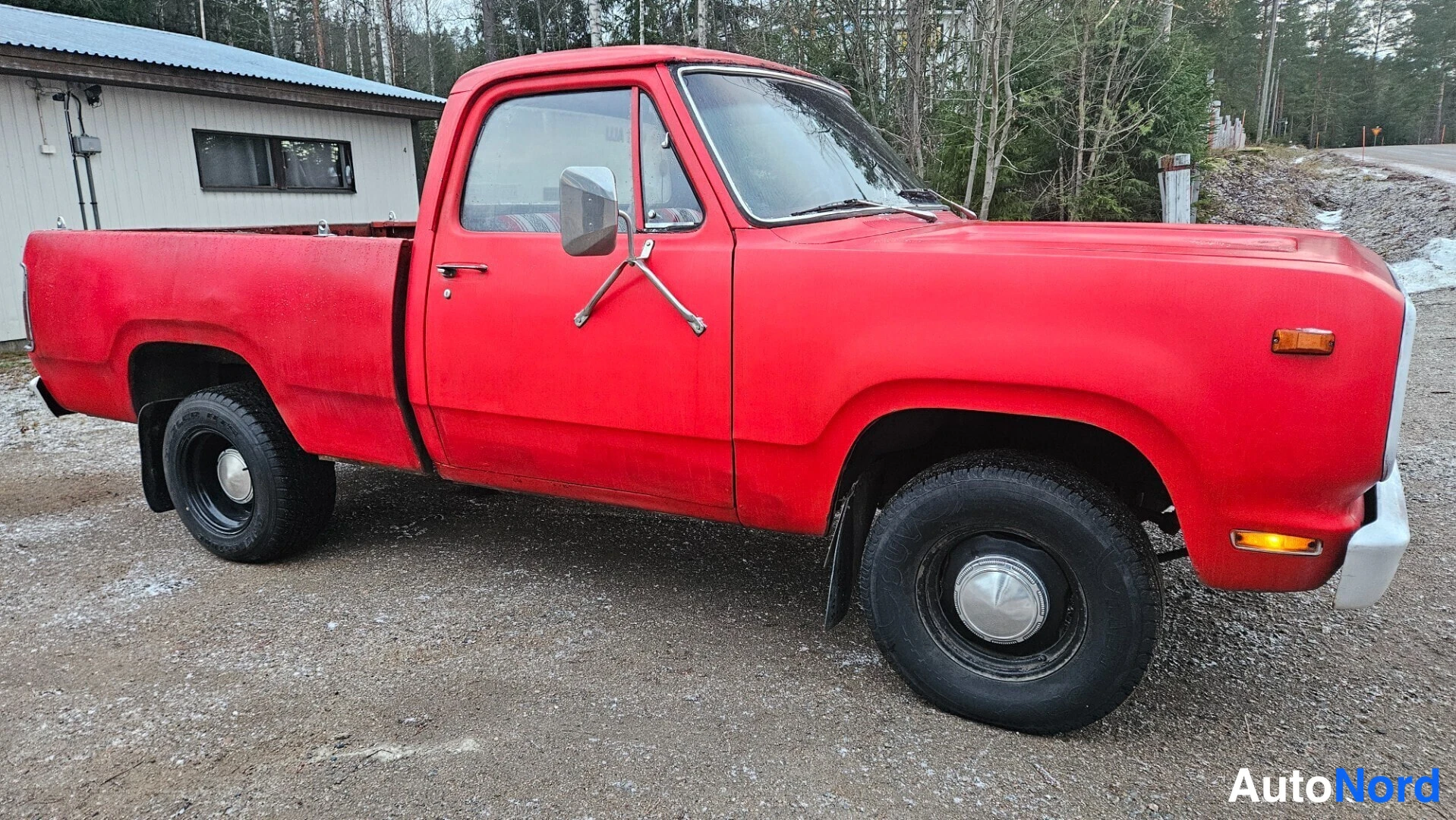 Punainen Dodge D150 Museorek 1978, etuviisto, keula oikealle, kuva 8