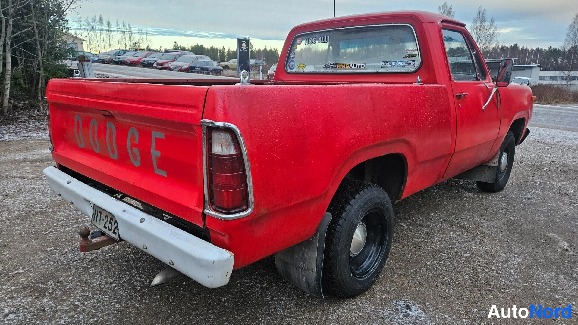 Punainen Dodge D150 Museorek 1978, takaviisto, kuva 11