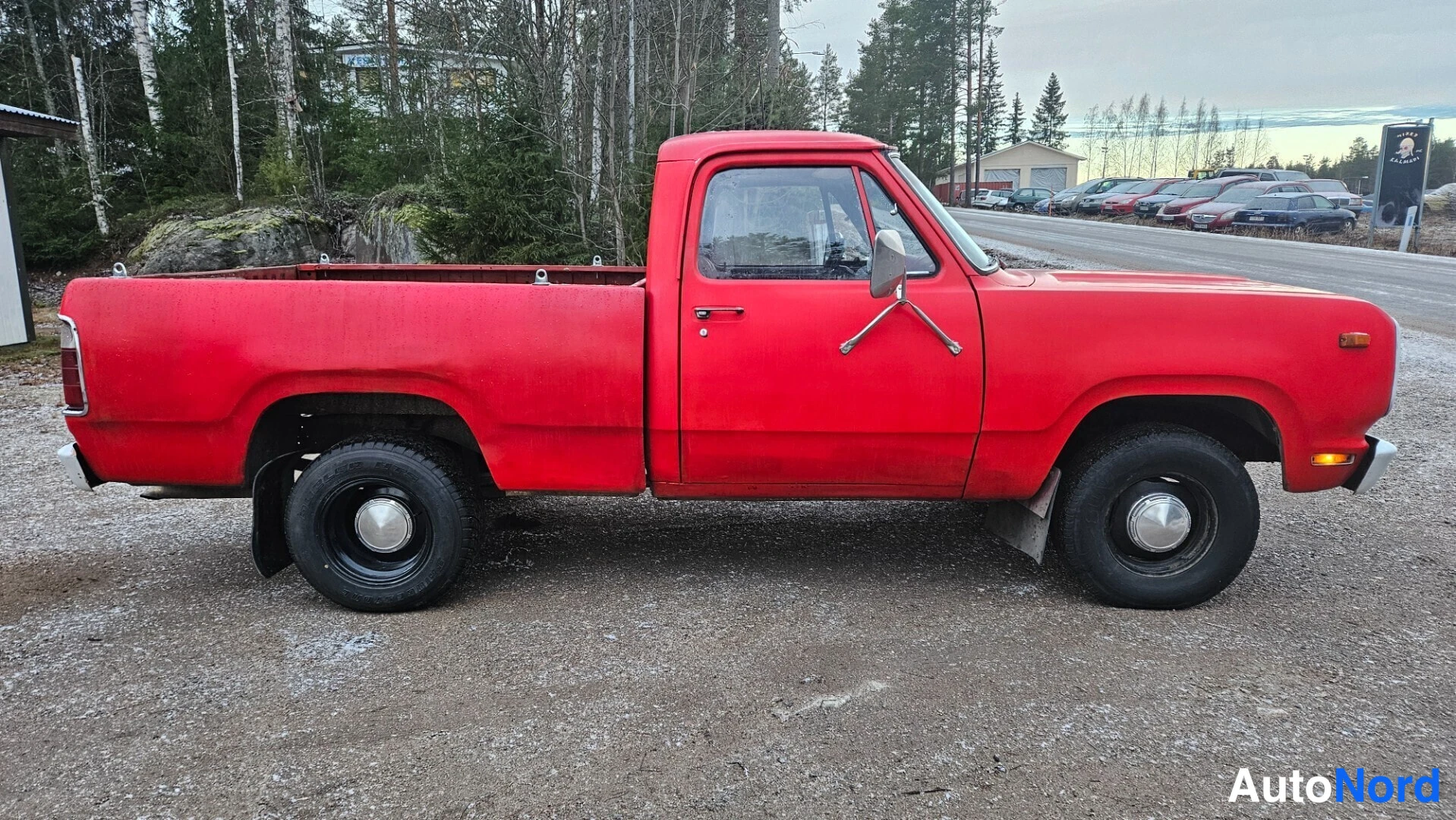 Punainen Dodge D150 Museorek 1978, etuviisto, keula oikealle, kuva 7