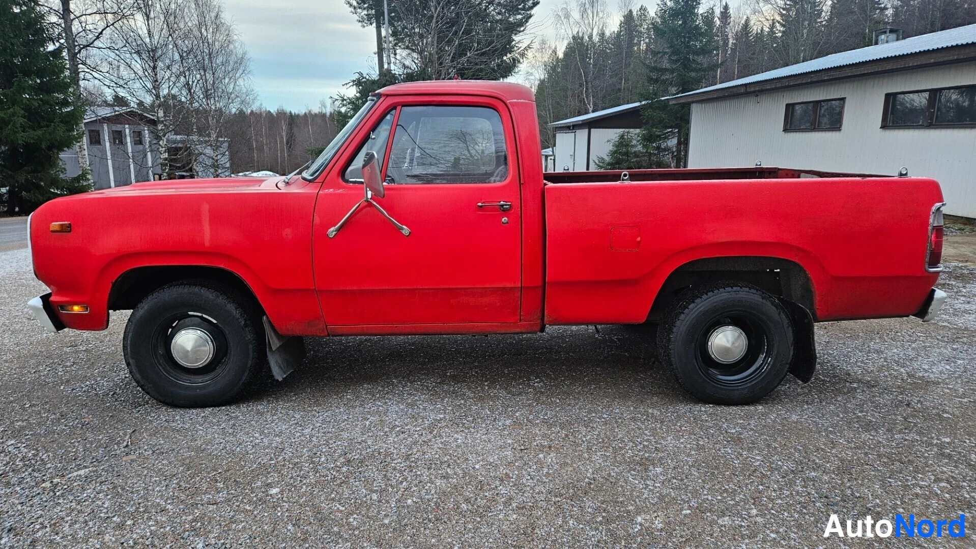 Punainen Dodge D150 Museorek 1978, etuviisto, keula vasemmalle, kuva 2