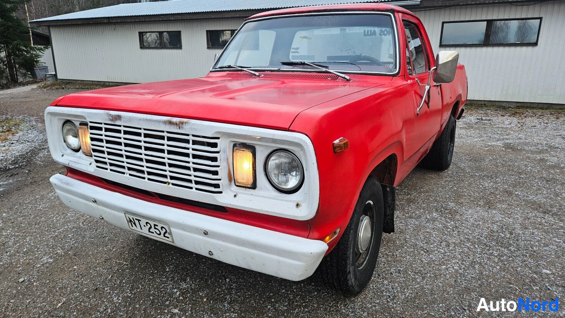 Punainen Dodge D150 Museorek 1978, etuviisto, keula vasemmalle, kuva 4