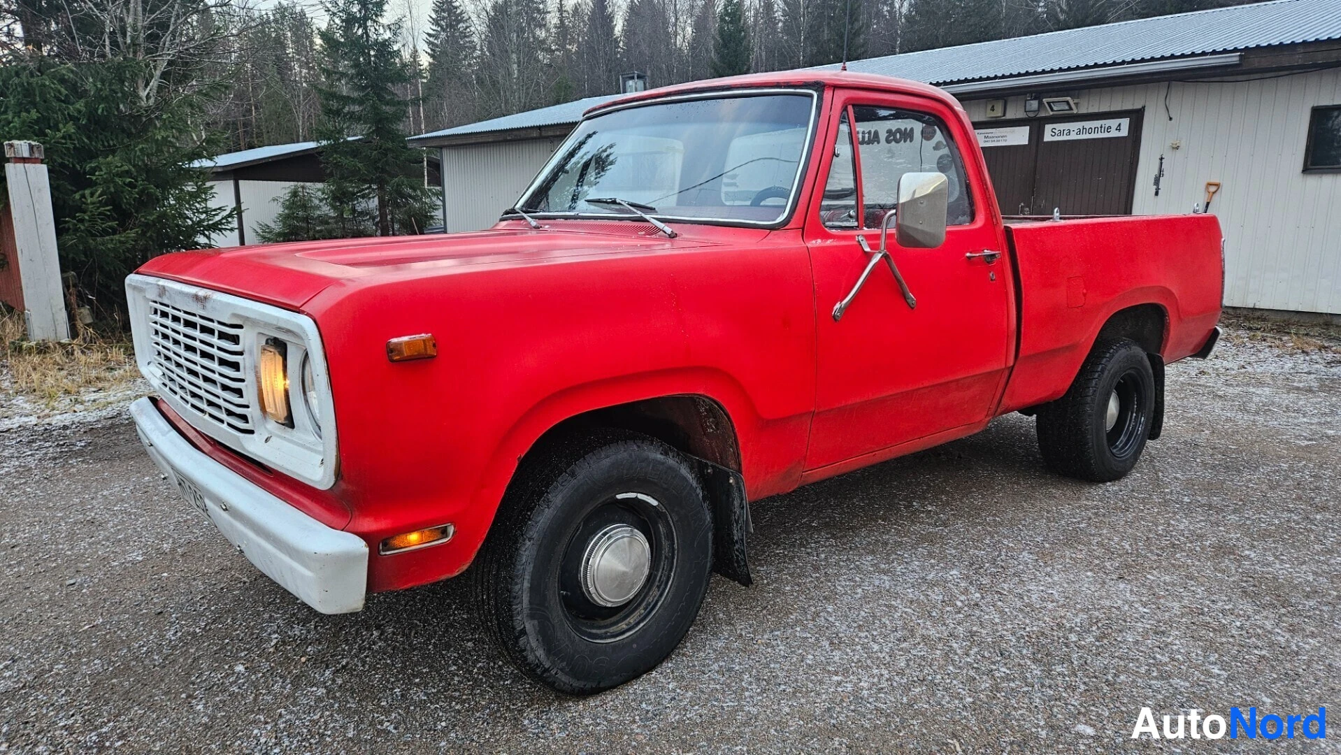 Punainen Dodge D150 Museorek 1978, etuviisto, keula vasemmalle, kuva 3