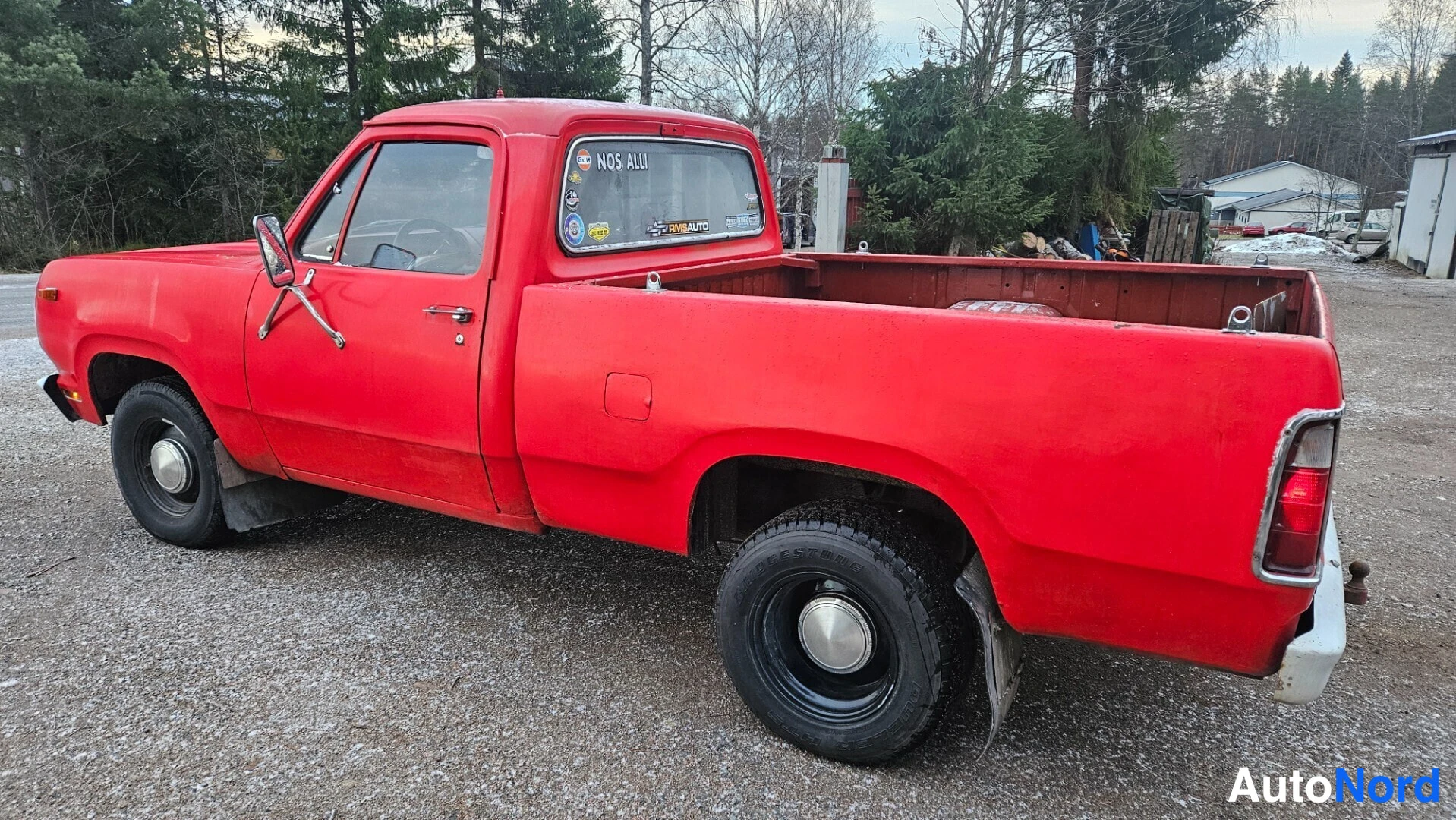 Punainen Dodge D150 Museorek 1978, takaviisto, kuva 10