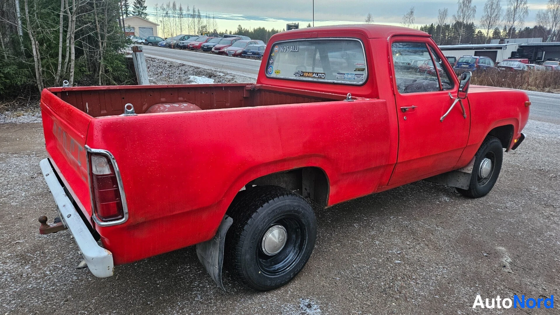 Punainen Dodge D150 Museorek 1978, takaviisto, kuva 12