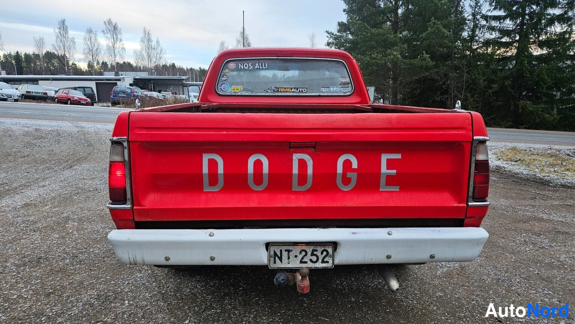 Punainen Dodge D150 Museorek 1978, takaa, kuva 14