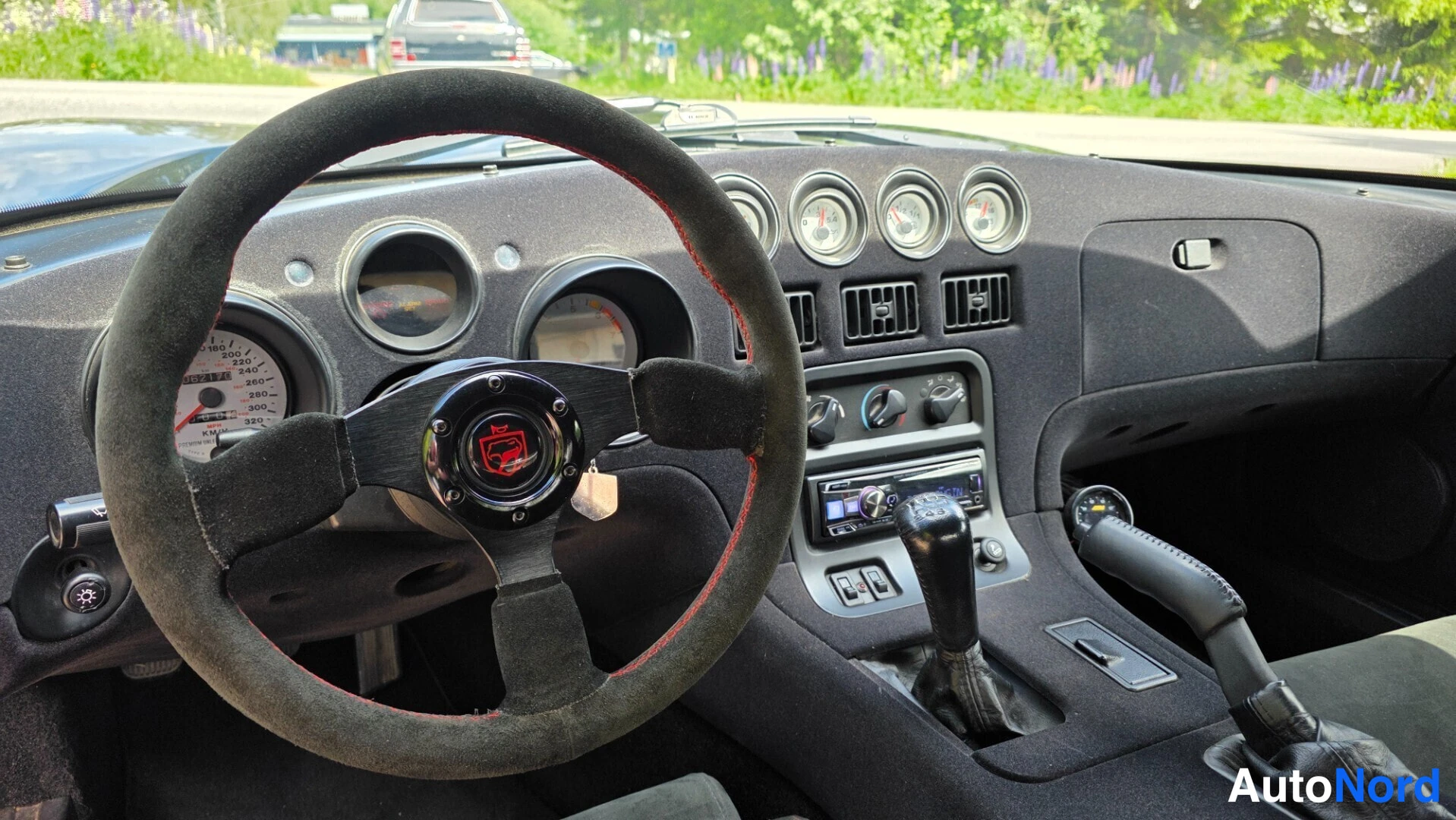 Musta Dodge Viper 1994, ohjaamo, kuva 14
