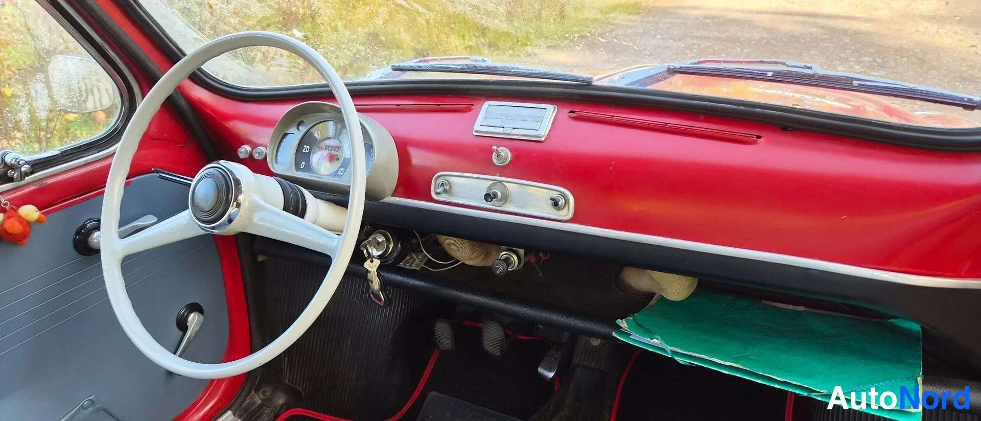 Punainen Fiat 600 1971, ohjaamo, kuva 17