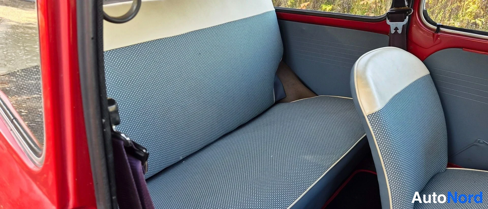Punainen Fiat 600 1971, takaistuimet, kuva 22