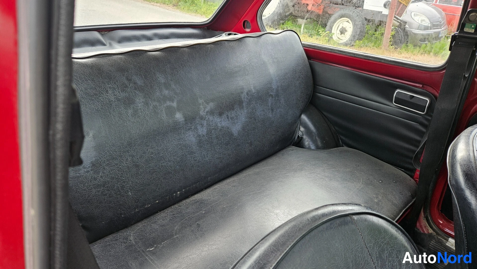 Punainen Fiat 850 1975, takaistuimet, kuva 18