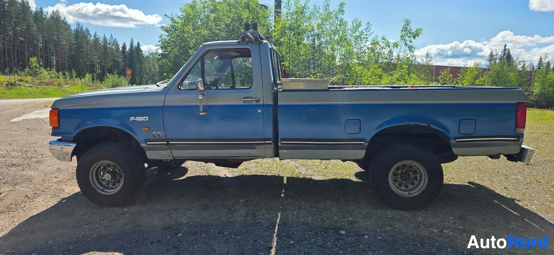 Sininen Ford F-150 1987, sivulta, kuva 9