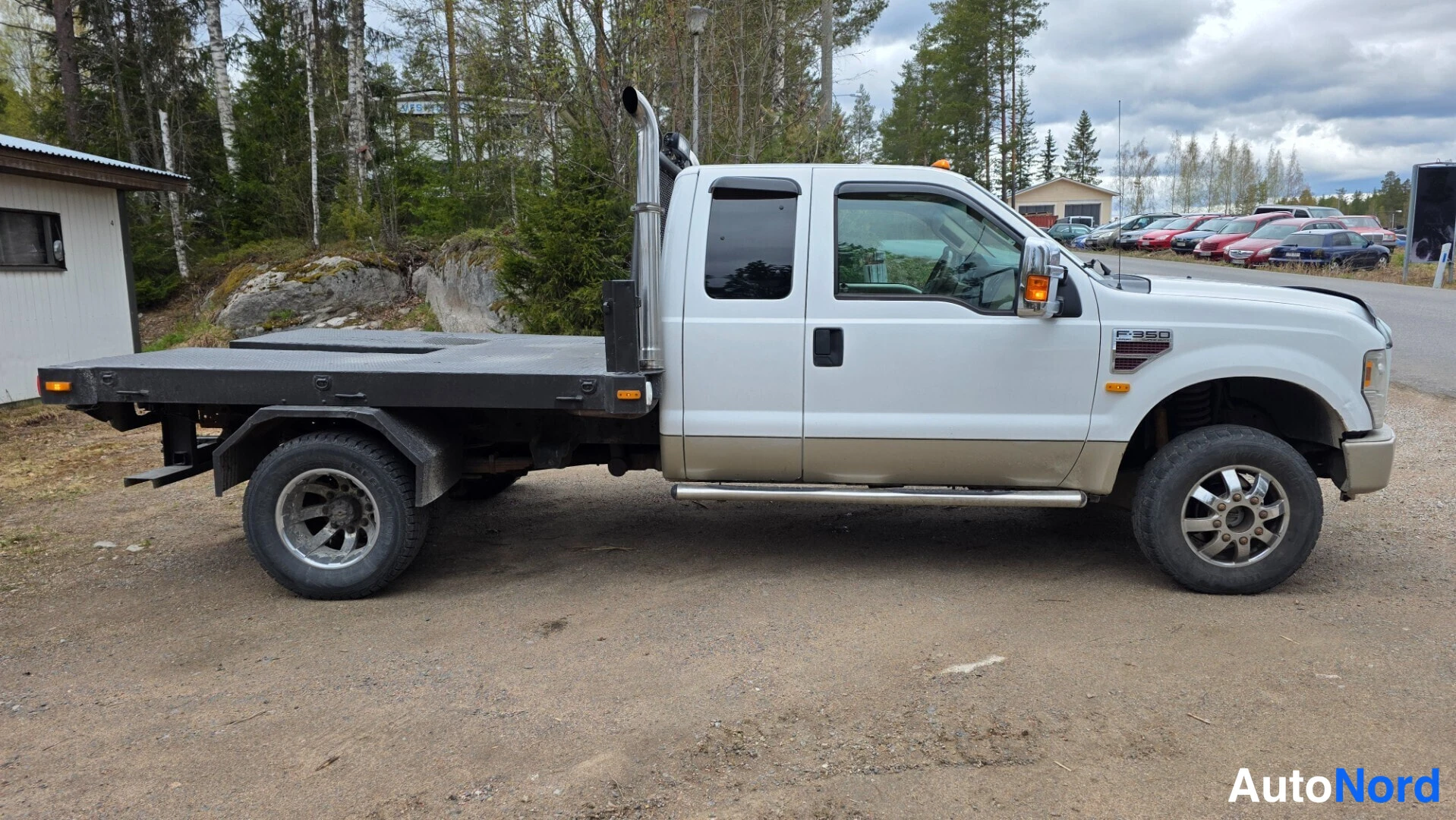 Valkoinen Ford F-350 2008, etuviisto, keula oikealle, kuva 5
