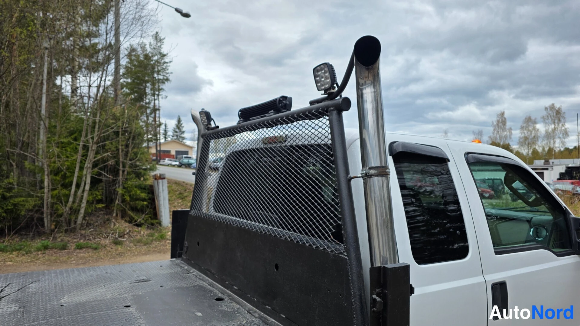 Valkoinen Ford F-350 2008, sivulta, kuva 7