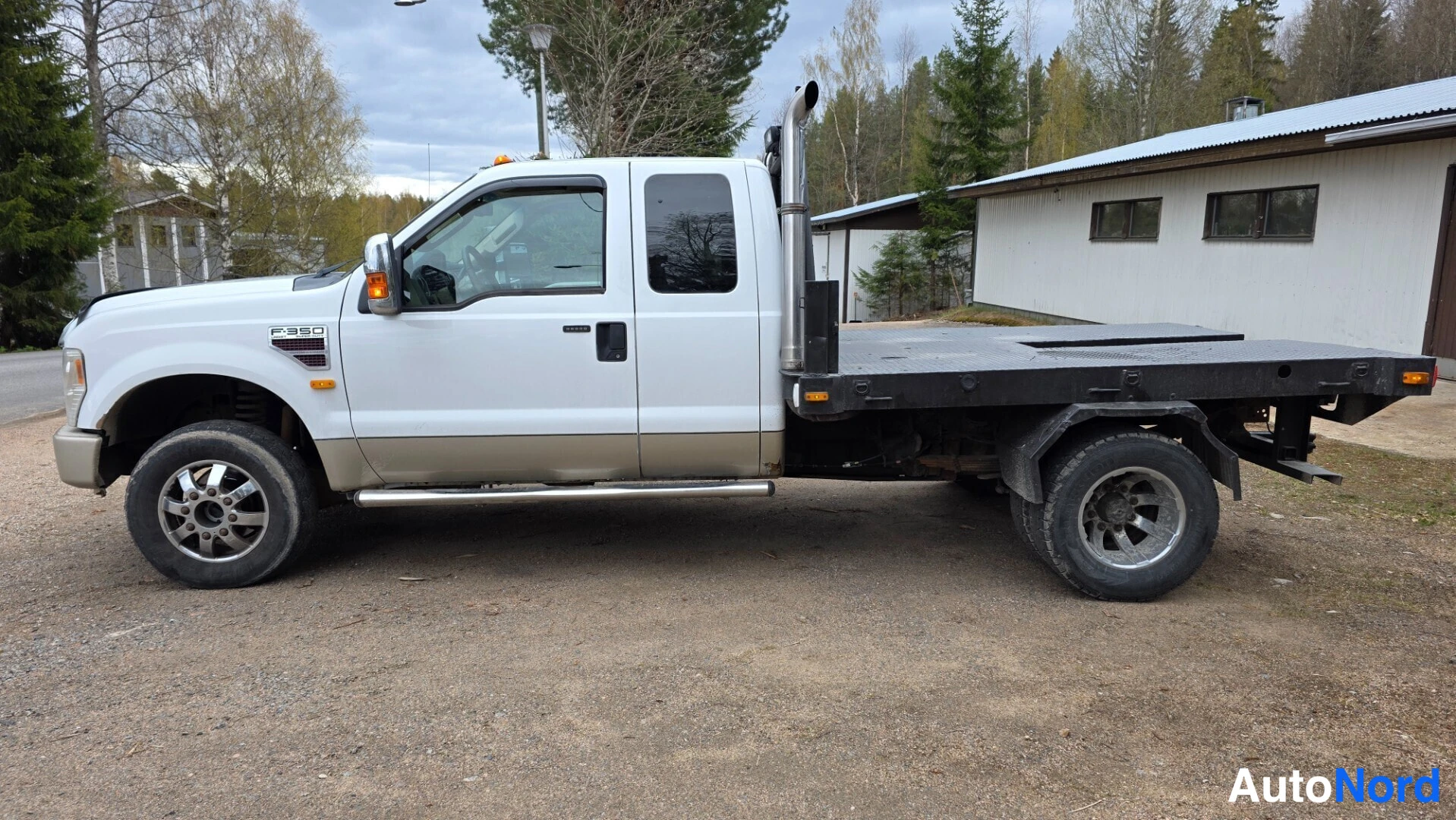 Valkoinen Ford F-350 2008, etuviisto, keula vasemmalle, kuva 2