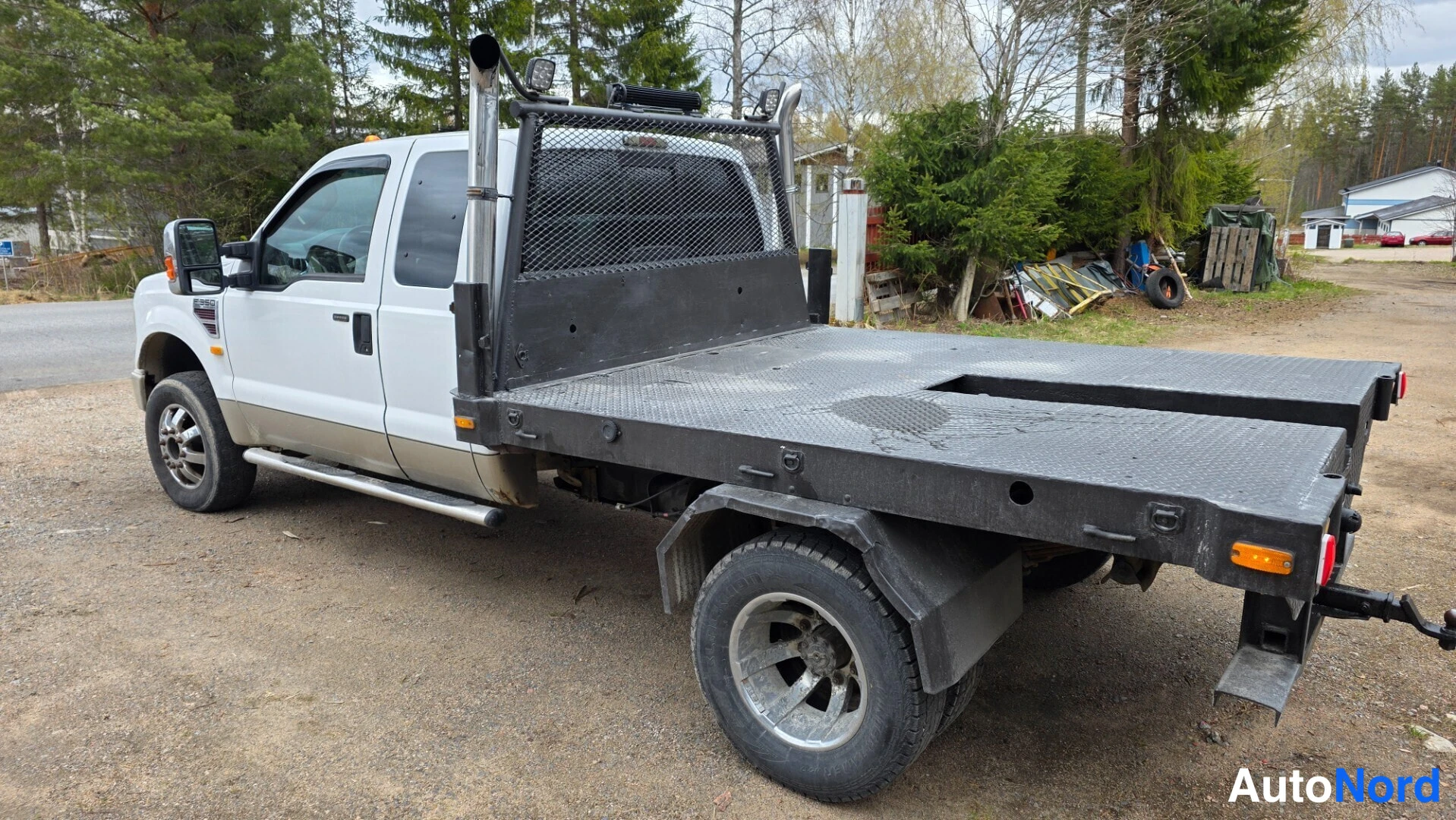 Valkoinen Ford F-350 2008, etuviisto, keula vasemmalle, kuva 3