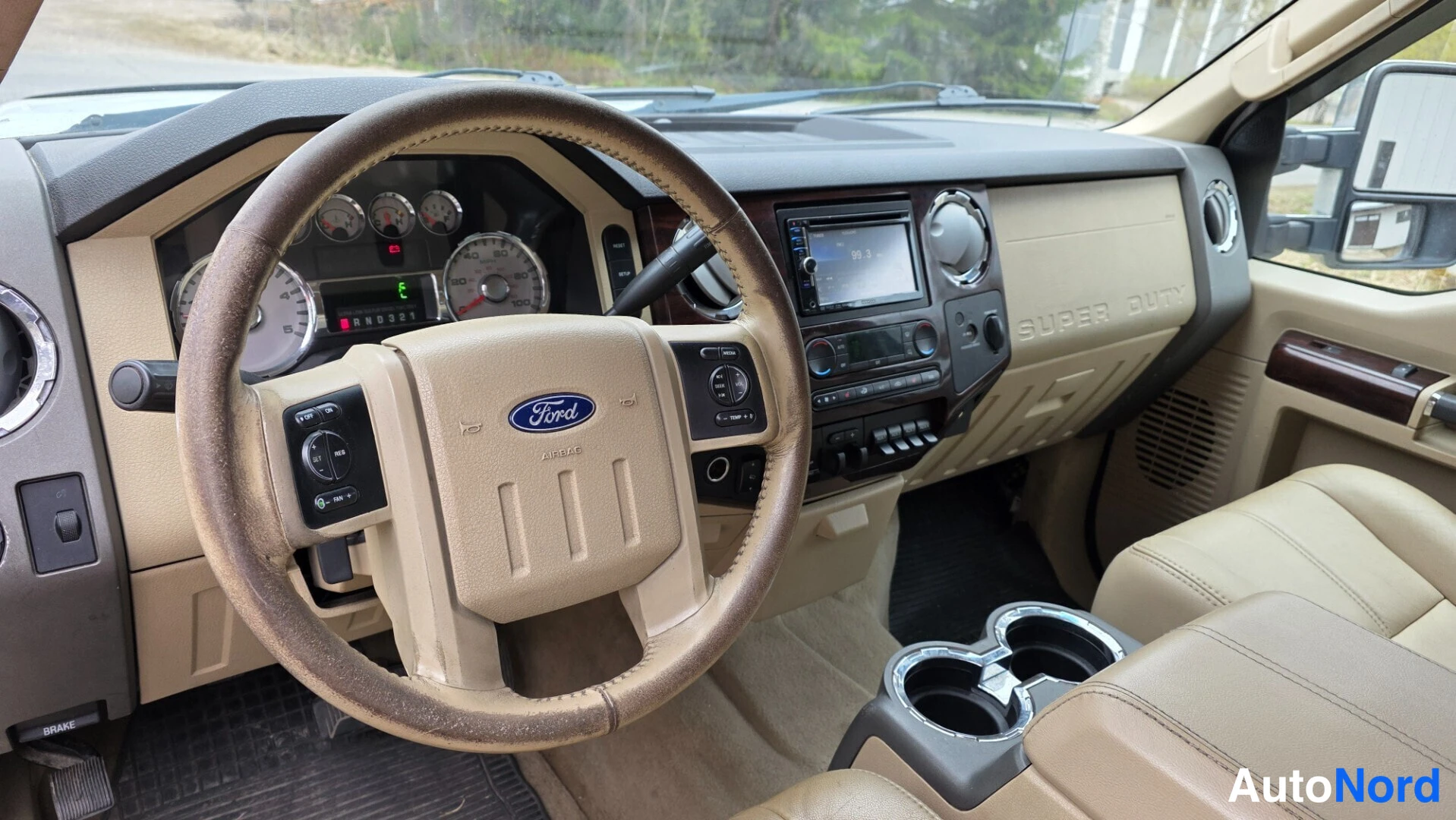 Valkoinen Ford F-350 2008, ohjaamo, kuva 10