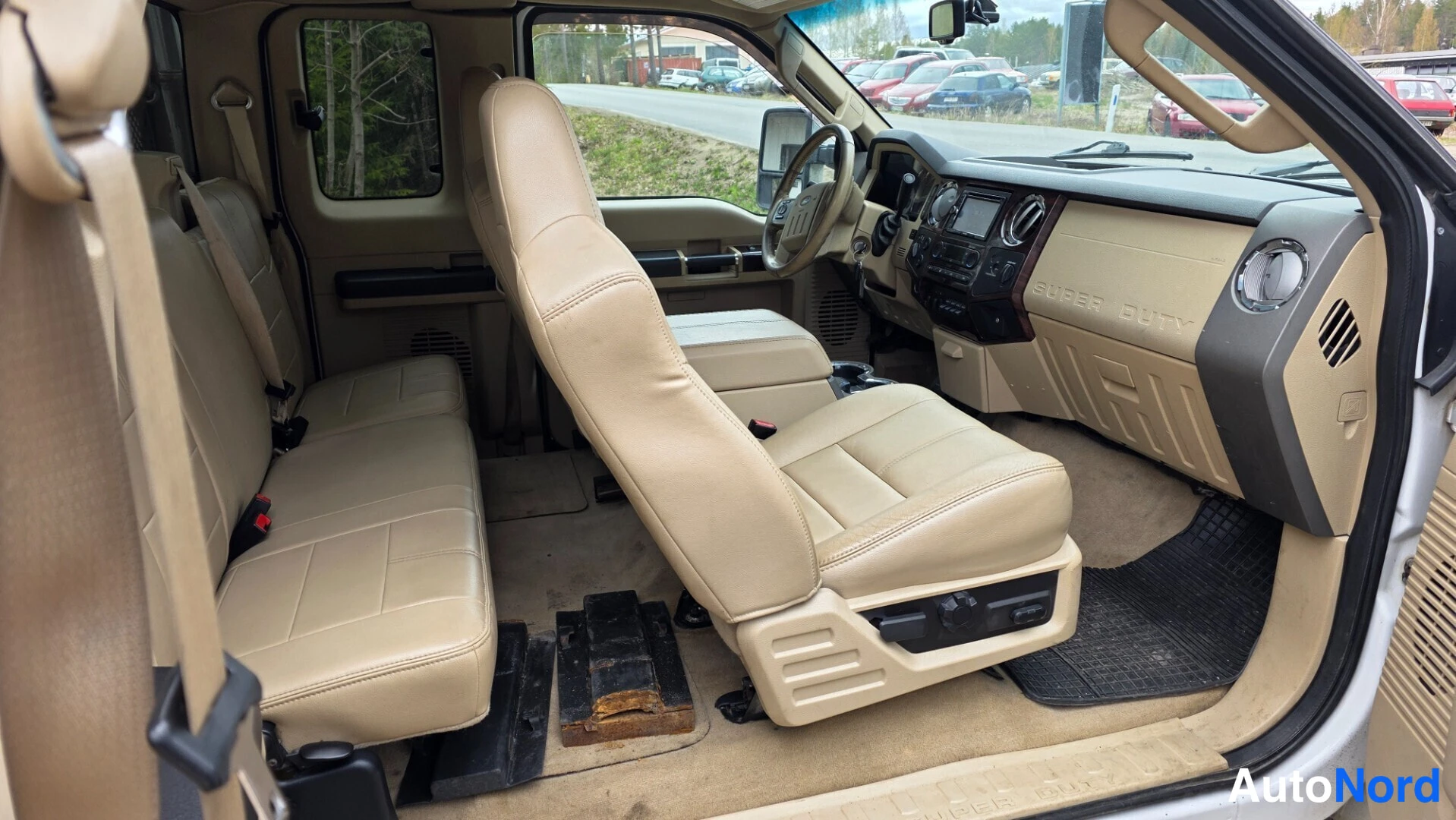 Valkoinen Ford F-350 2008, etuistuimet, kuva 12